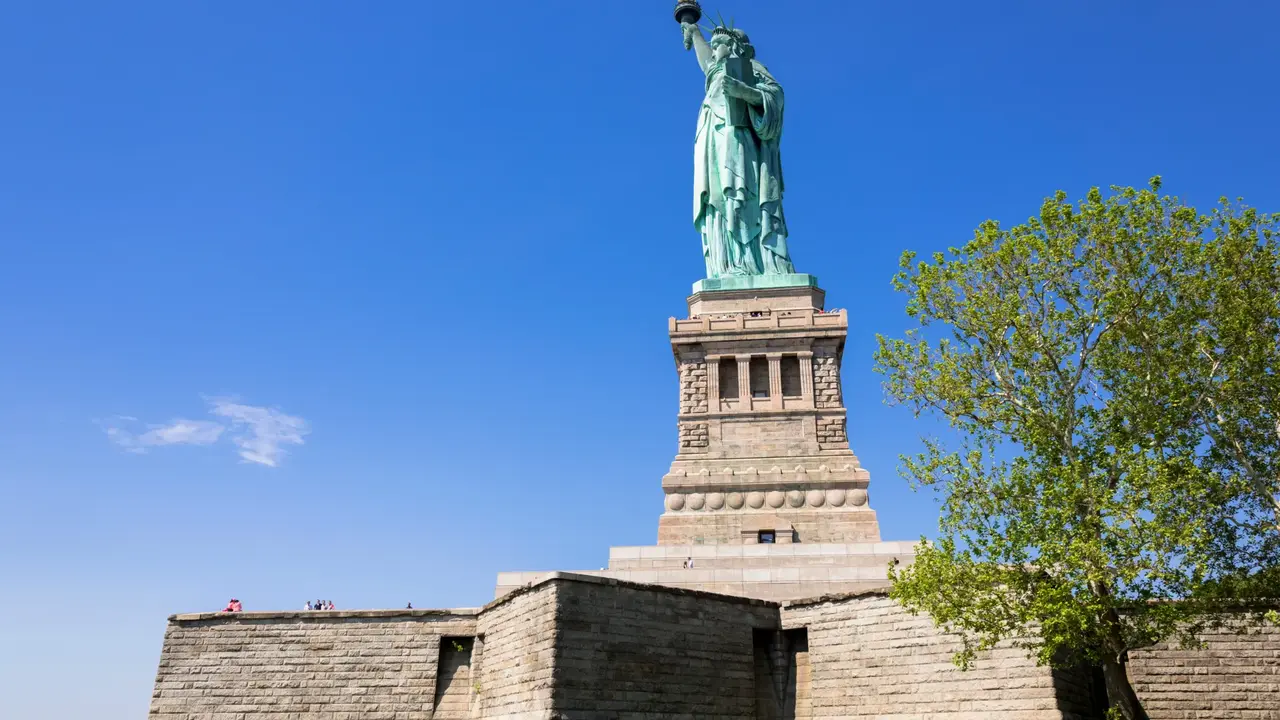 Statua della libertà dal basso