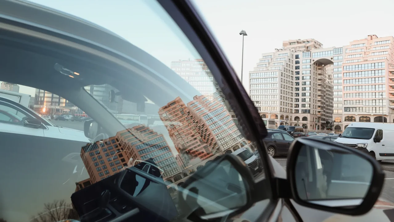 Vista della città da un'auto Uber