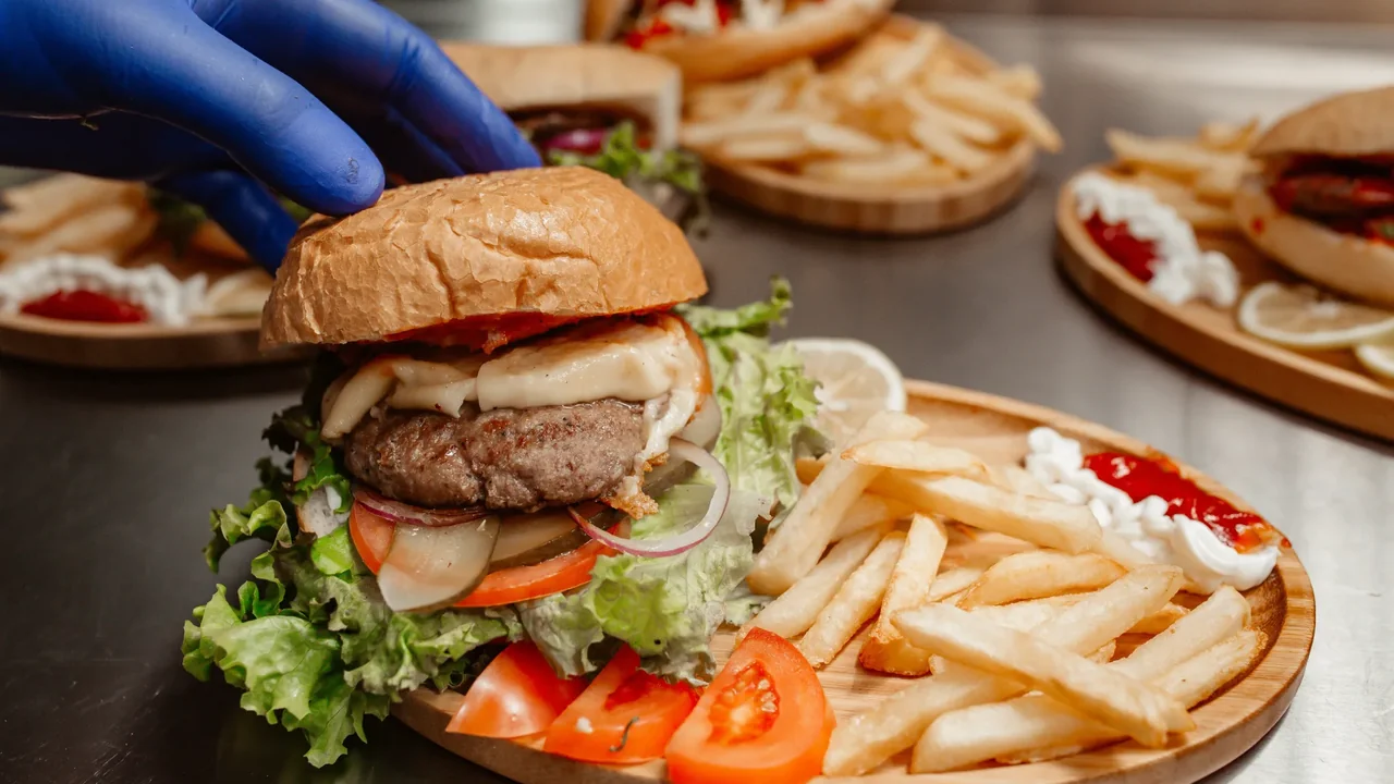 Hamburger a New York in un vassoio