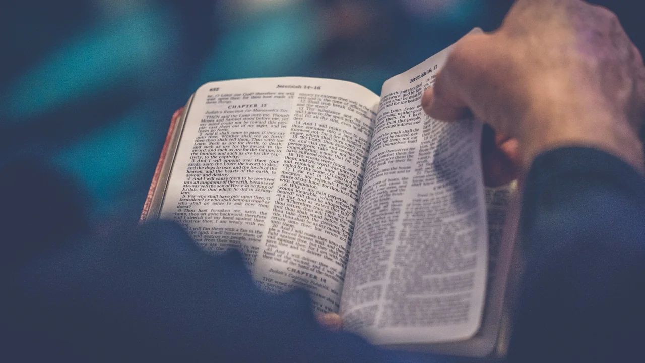 lettura della bibbia durante una messa gospel a new york