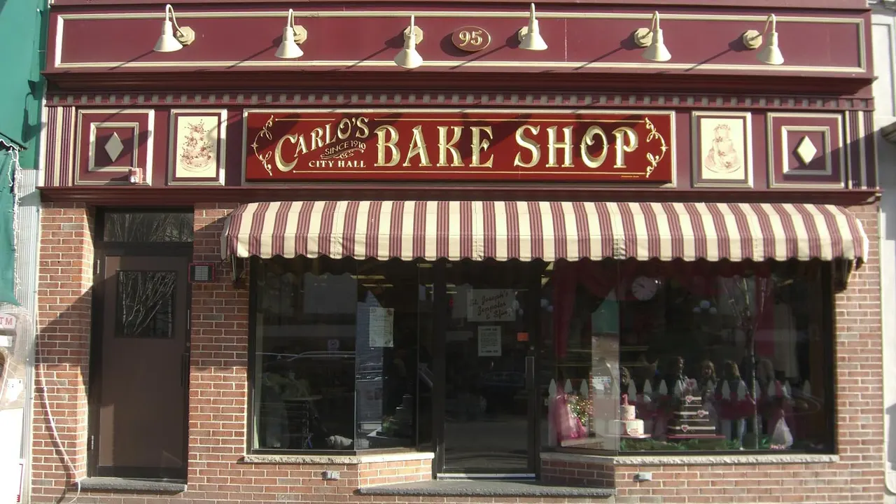 Vetrina di Carlo's Bakery a Hoboken, la pasticceria del Boss delle Torte