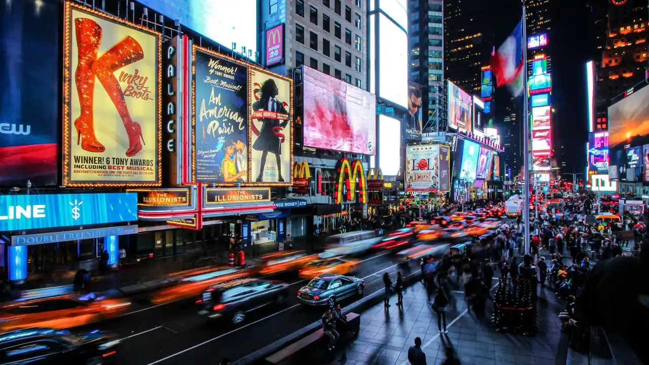 Locandine spettacoli di Broadway a Times Square