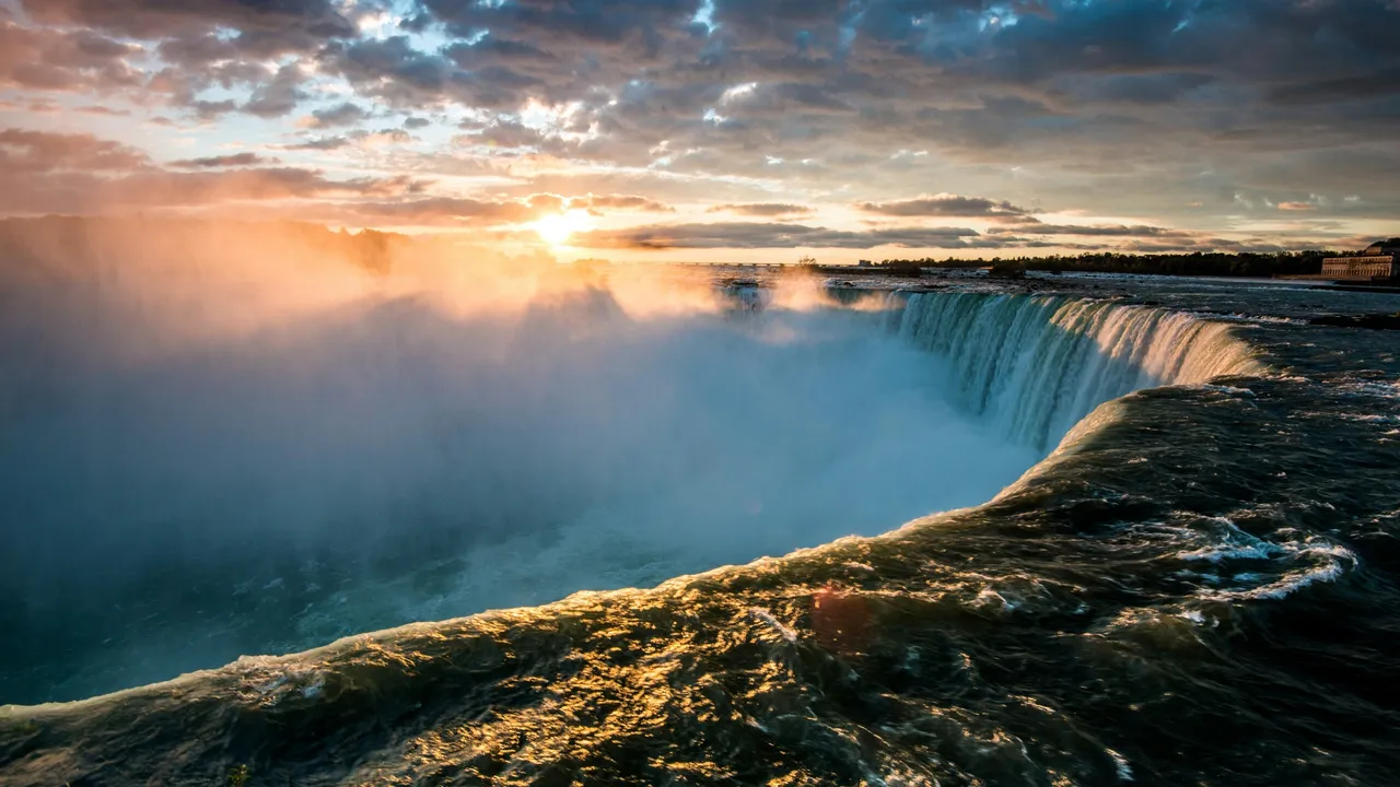 Le Niagara Falls al tramonto
