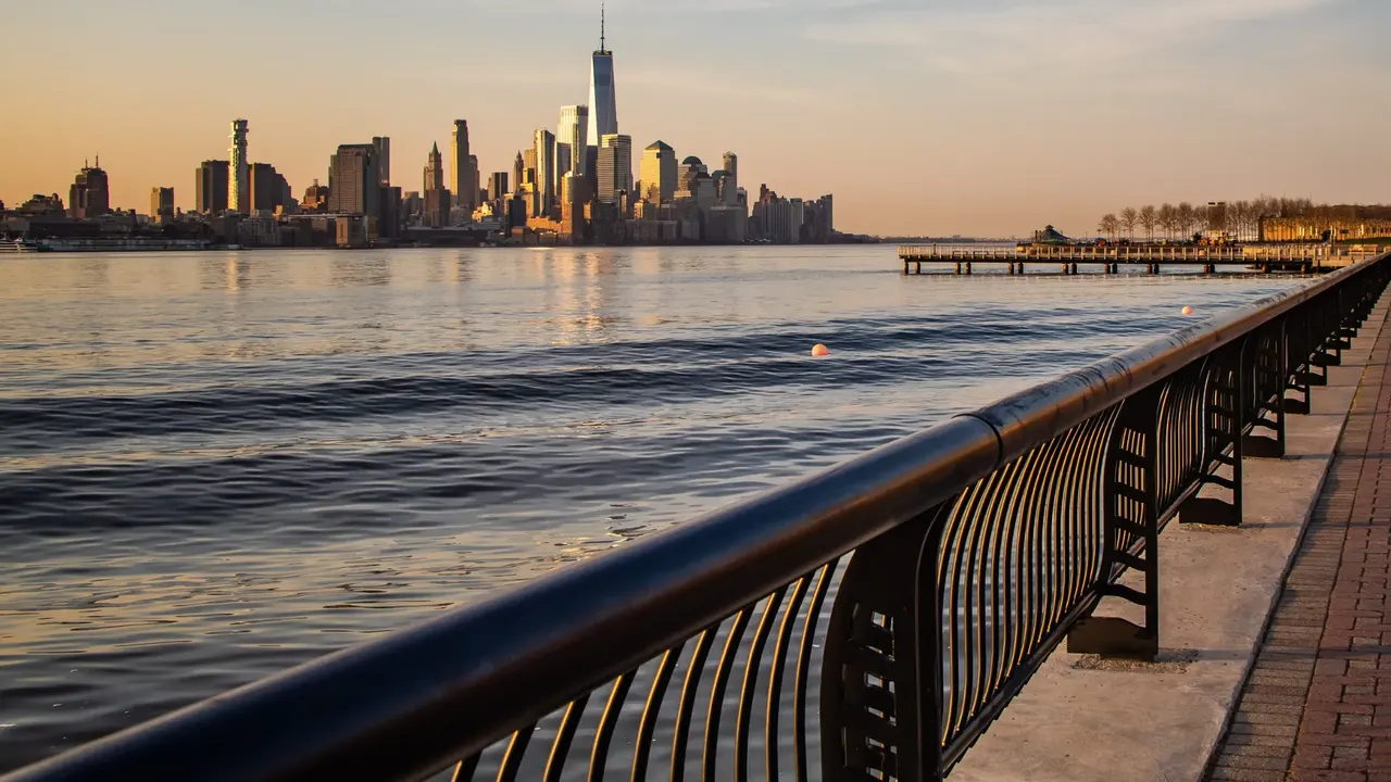 vista dello skyline di Lower Manhattan ripresa dalla passeggiata pedonale del lungomare di Hoboken, nel New Jersey