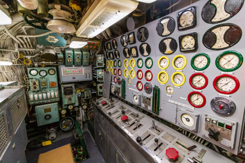 Sala macchine del sommergibile USS Growler con il quadro strumenti originale