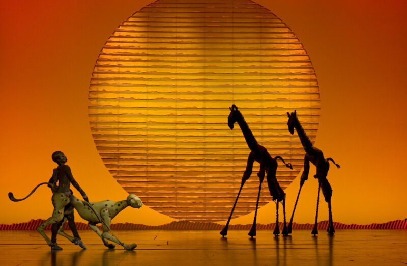 Le marionette di ghepardo e giraffe nella scena del "Circle of Life" al Minskoff Theatre