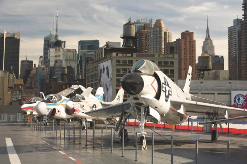Portaerei Intrepid sull'Hudson con aerei in esposizione