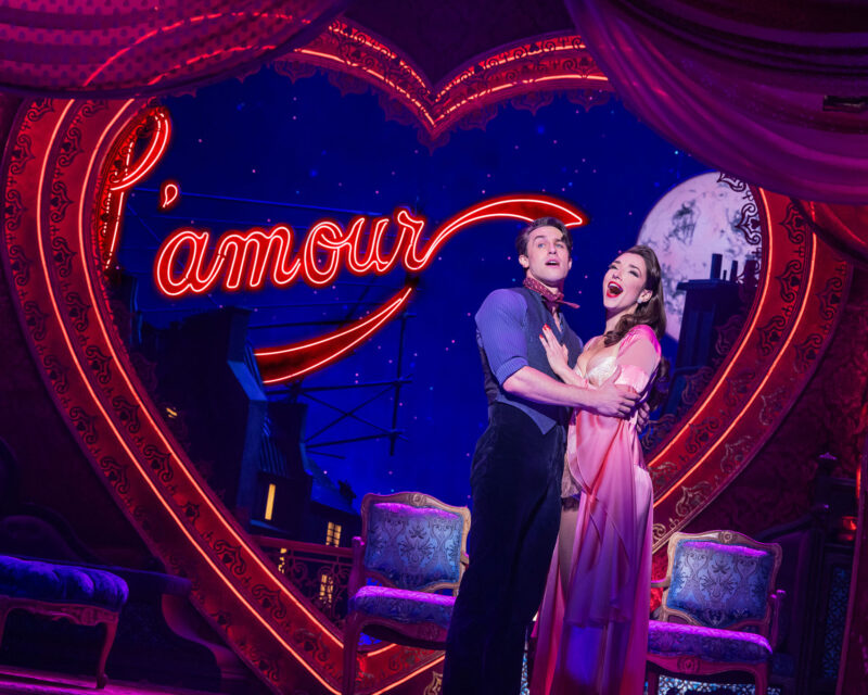 Christian e Satine cantano davanti all'insegna al neon a forma di cuore del Moulin Rouge