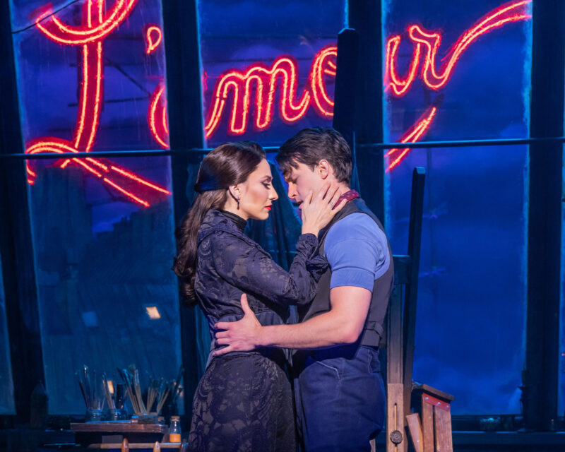 Abbraccio appassionato tra i due innamorati nell'atelier del pittore nel musical Moulin Rouge a New York