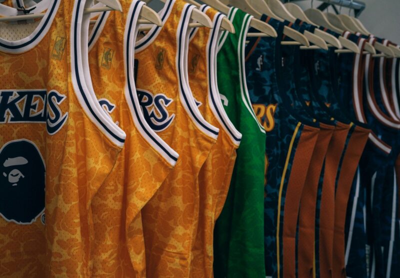 Esposizione di diverse maglie NBA