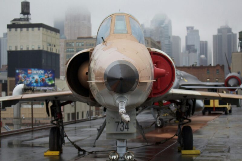 Aerei storici esposti sul ponte di volo della portaerei USS Intrepid a New York