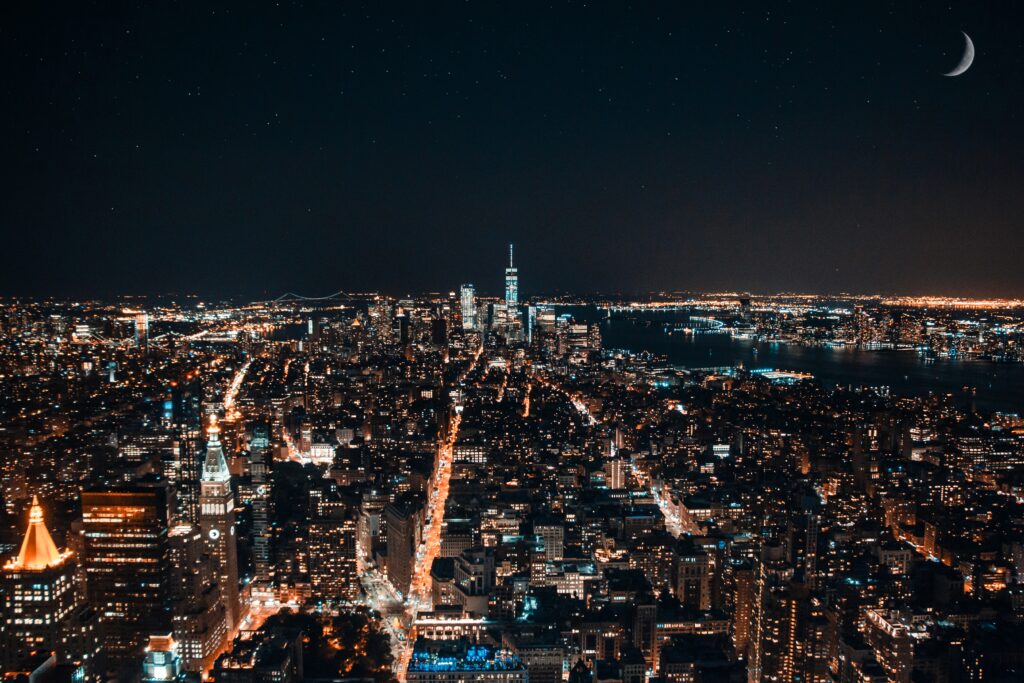 New York di notte dal Main Deck dell'Empire State Building, tra le luci della città e la luna
