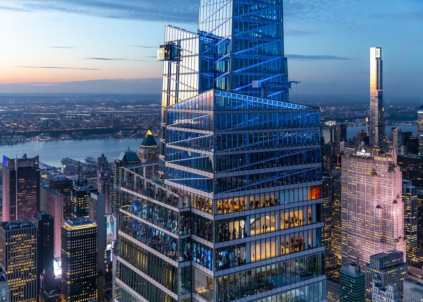 La sommità illuminata del grattacielo SUMMIT One Vanderbilt al tramonto