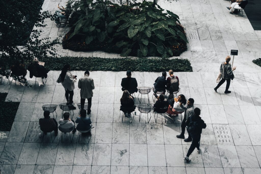 Persone all'interno del MoMa di NY