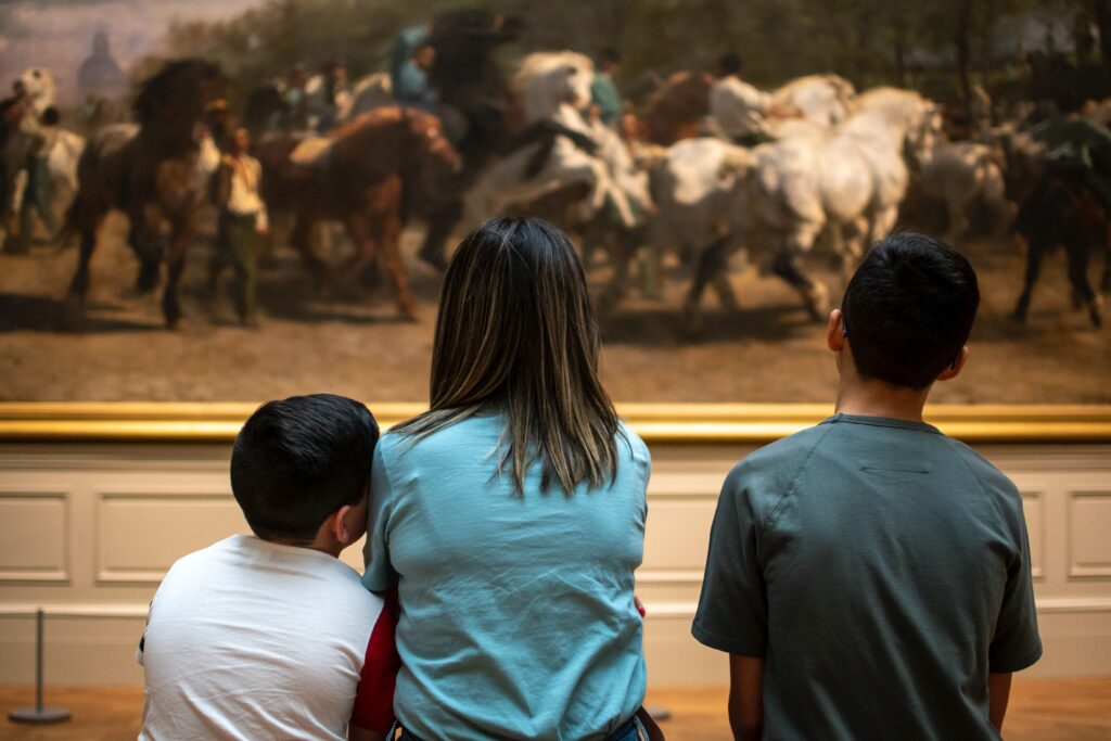 Famiglia ammira le opere conservate al Museo di arte moderna di New York