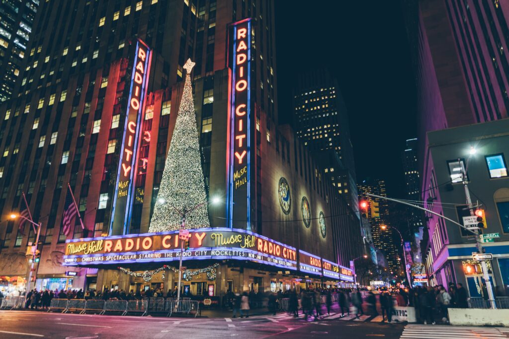 Vista esterna in notturna del Radio City Music Hall New York