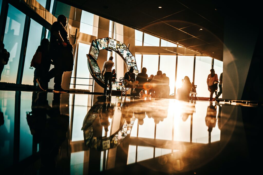 Gli spazi interni di One World Observatory con i visitatori e un'installazione multimediale