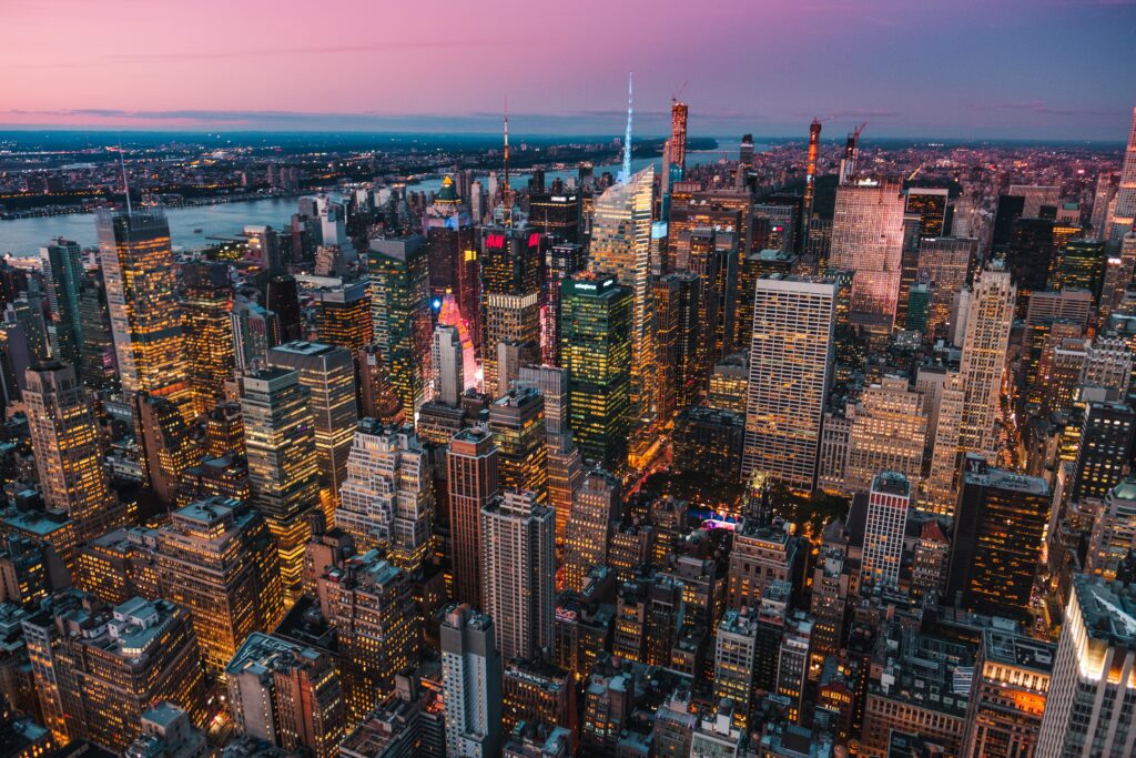 I grattacieli di Midtown al crepuscolo visti dall'86° piano dell'Empire State Building New York