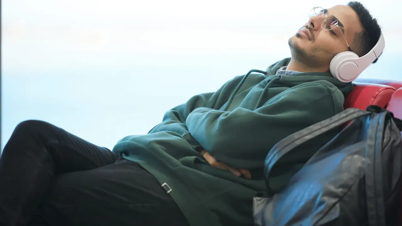 Uomo che dorme colpito da Jet Lag