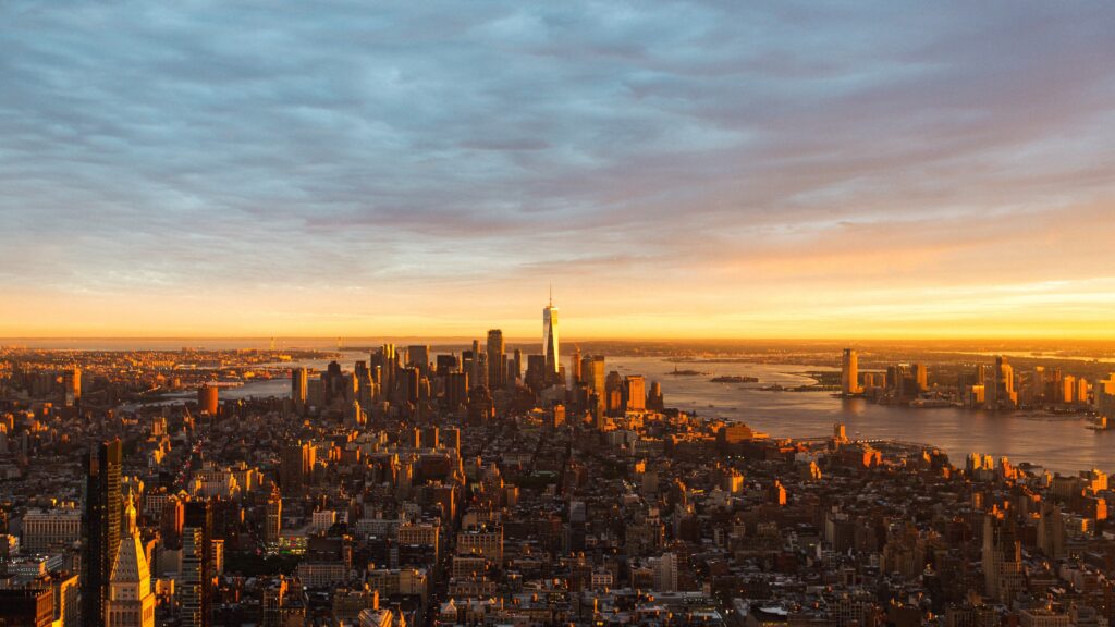 Il tramonto su Lower Manhattan e il One World Trade Center dall'osservatorio dell'Empire State Building