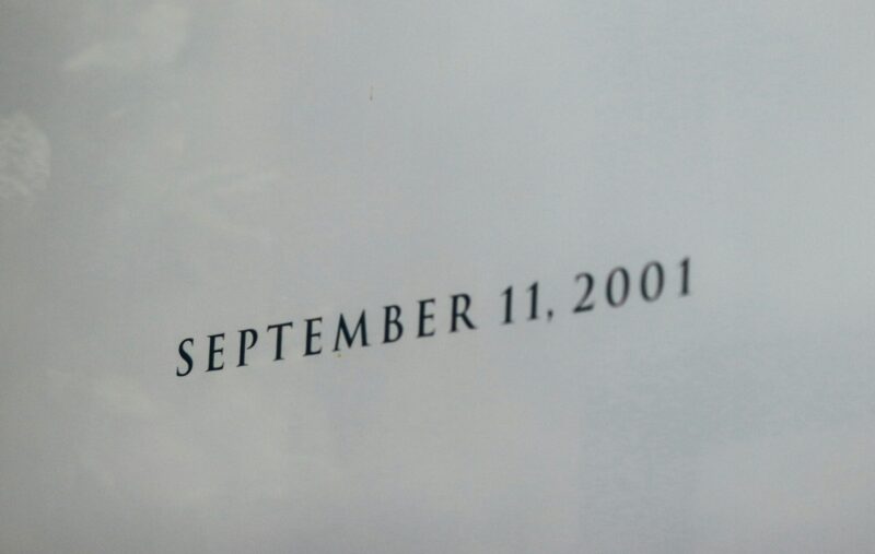 Targa con la data al Museo al 9/11 Memorial di New York