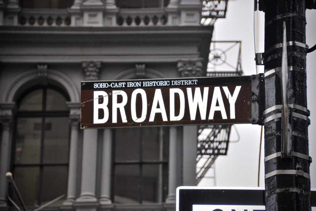 cartello stradale che indica Broadway a New York