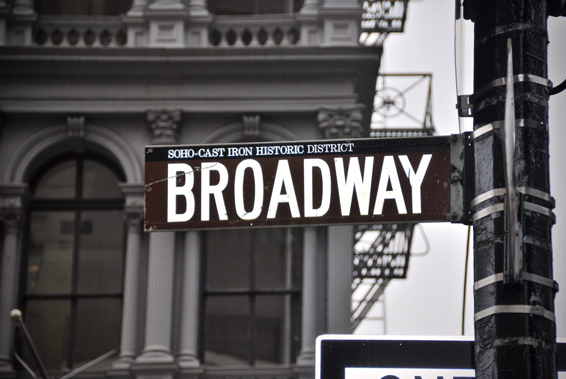cartello stradale che indica Broadway a New York