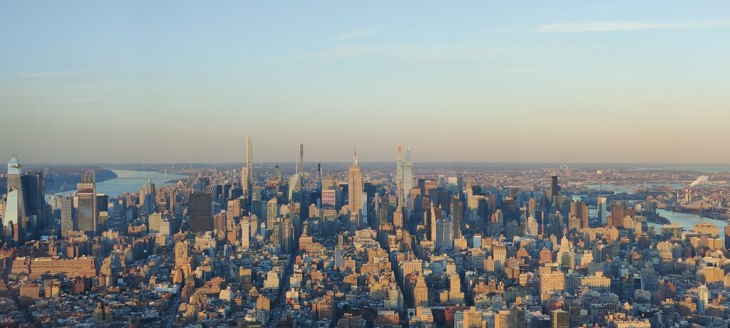 Panorama dello skyline di Midtown al tramonto con l'Empire State Building dai piani panoramici di One World Observatory