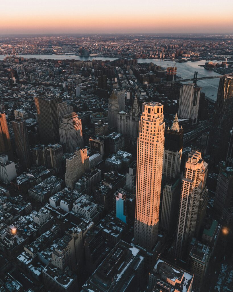 I grattacieli di Lower Manhattan al tramonto verso l'East River da One World Observatory