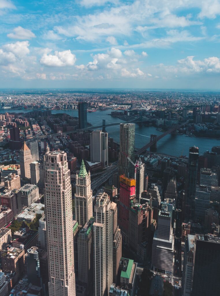 Lower Manhattan con il Woolworth Building e i ponti sull'East River visti da One World Observatory