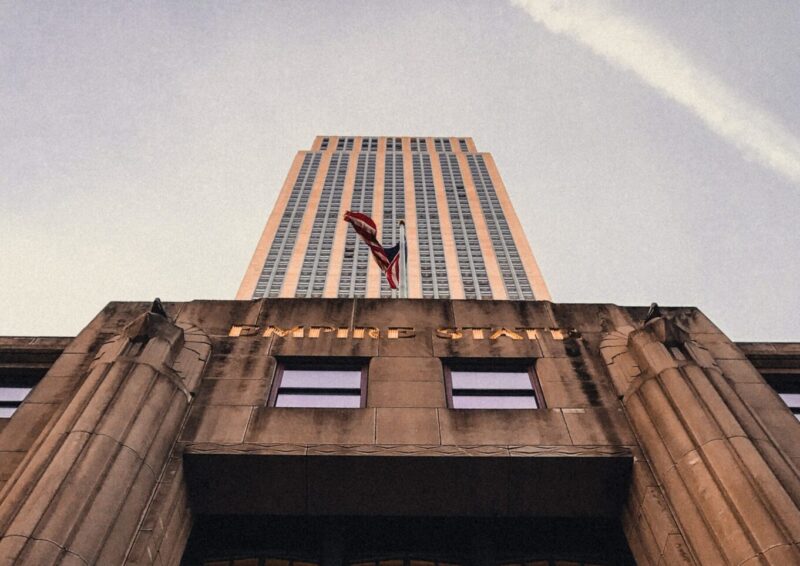 Empire State Building: la facciata Art Déco vista dalla strada a Midtown