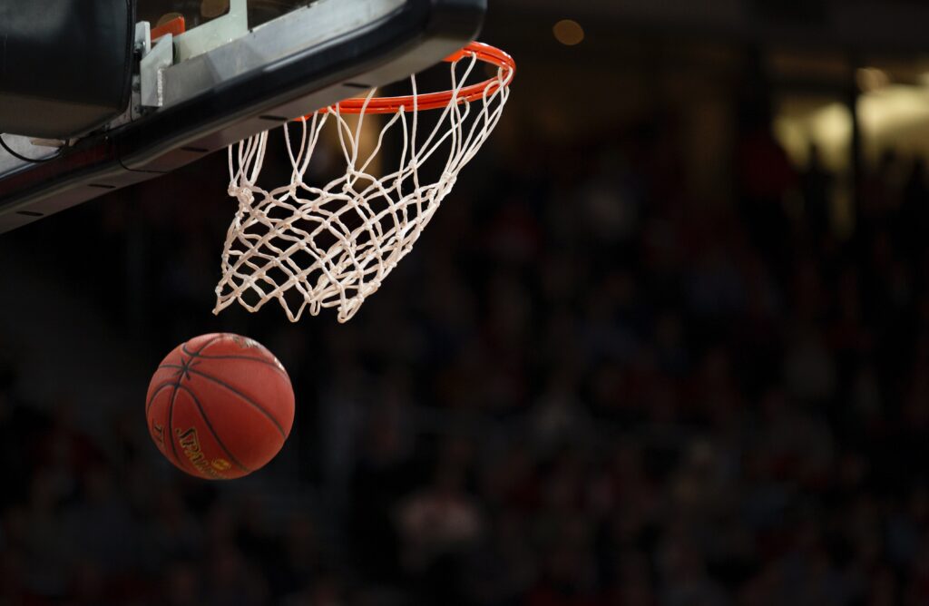 Palla a canestro durante un match NBA dei Brooklyn Nets