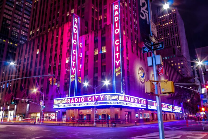 Vista esterna luminosa del Radio City Music Hall di New York