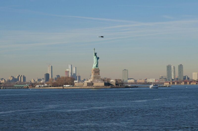 Vista della Statua della Libertà e di un Elicottero su New York