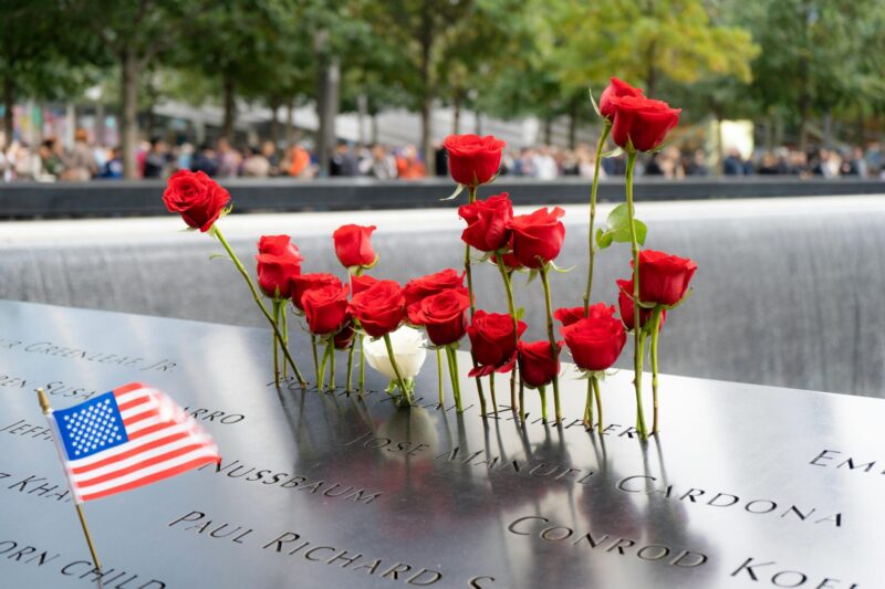 Memorial Plaza con le querce bianche dove sorgevano le Torri Gemelle a New York