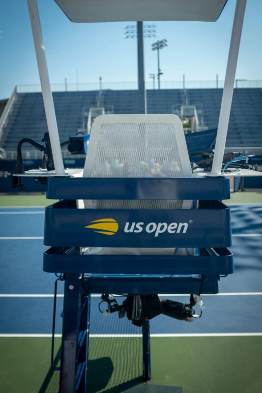 La poltrona del giudice di sedia con il logo US Open su un campo del torneo a New York