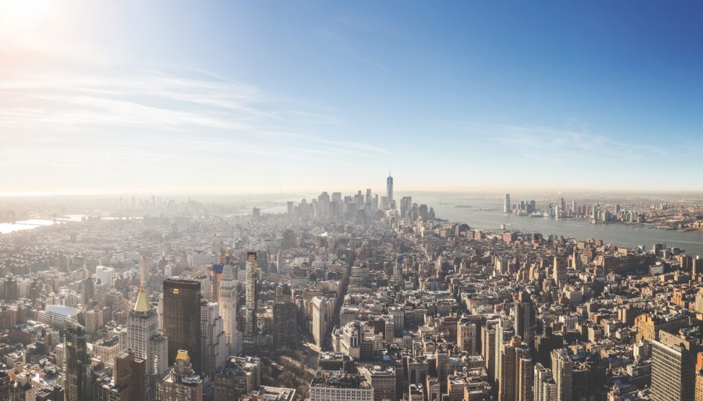 Lo skyline di Lower Manhattan e il One World Trade Center visti di giorno dalla terrazza panoramica dell'Empire State Building