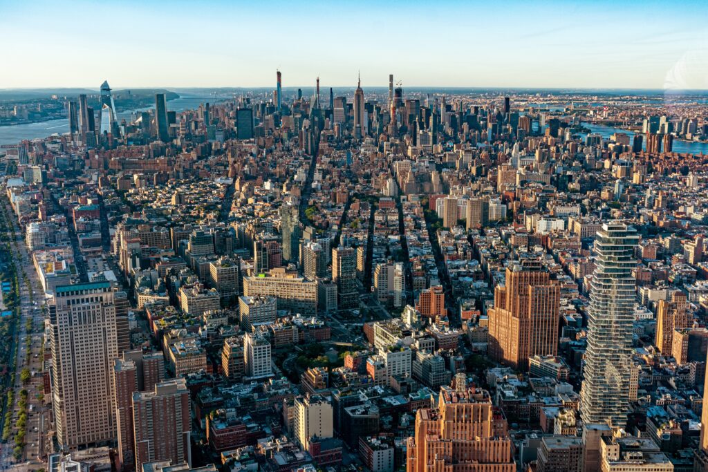 Lo skyline di Midtown e l'Empire State Building visti di giorno da One World Observatory