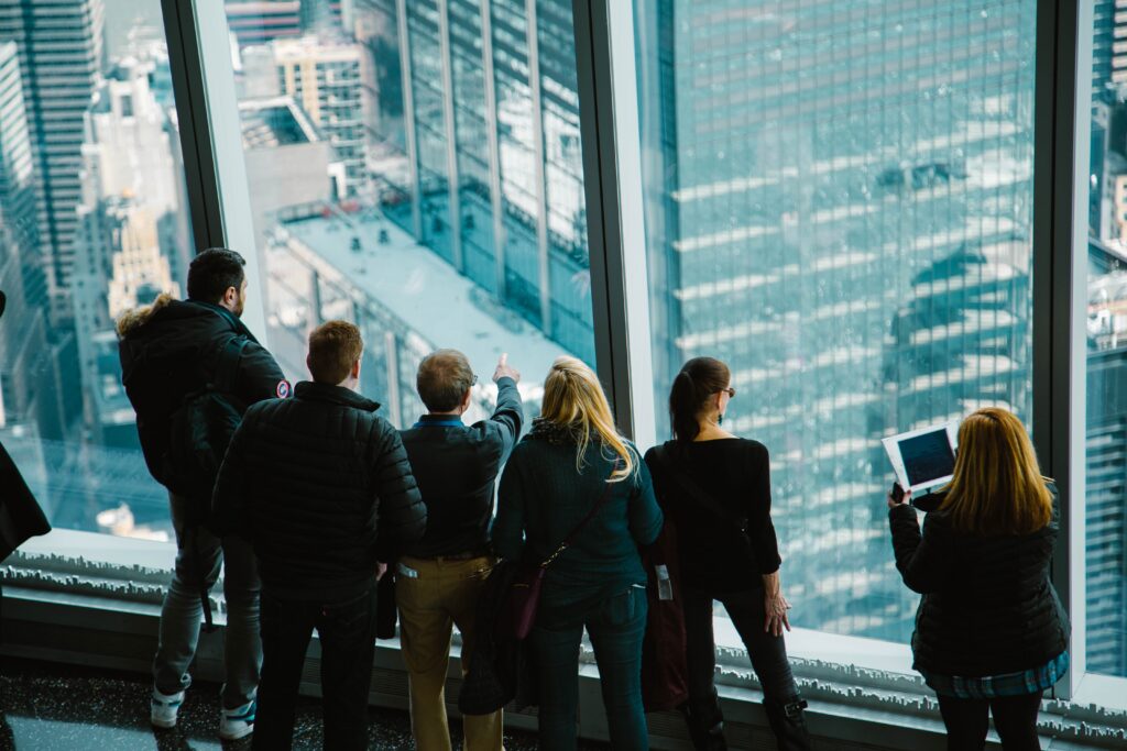 Biglietti per One World Observatory: visitatori alle vetrate panoramiche in cima al One World Trade Center