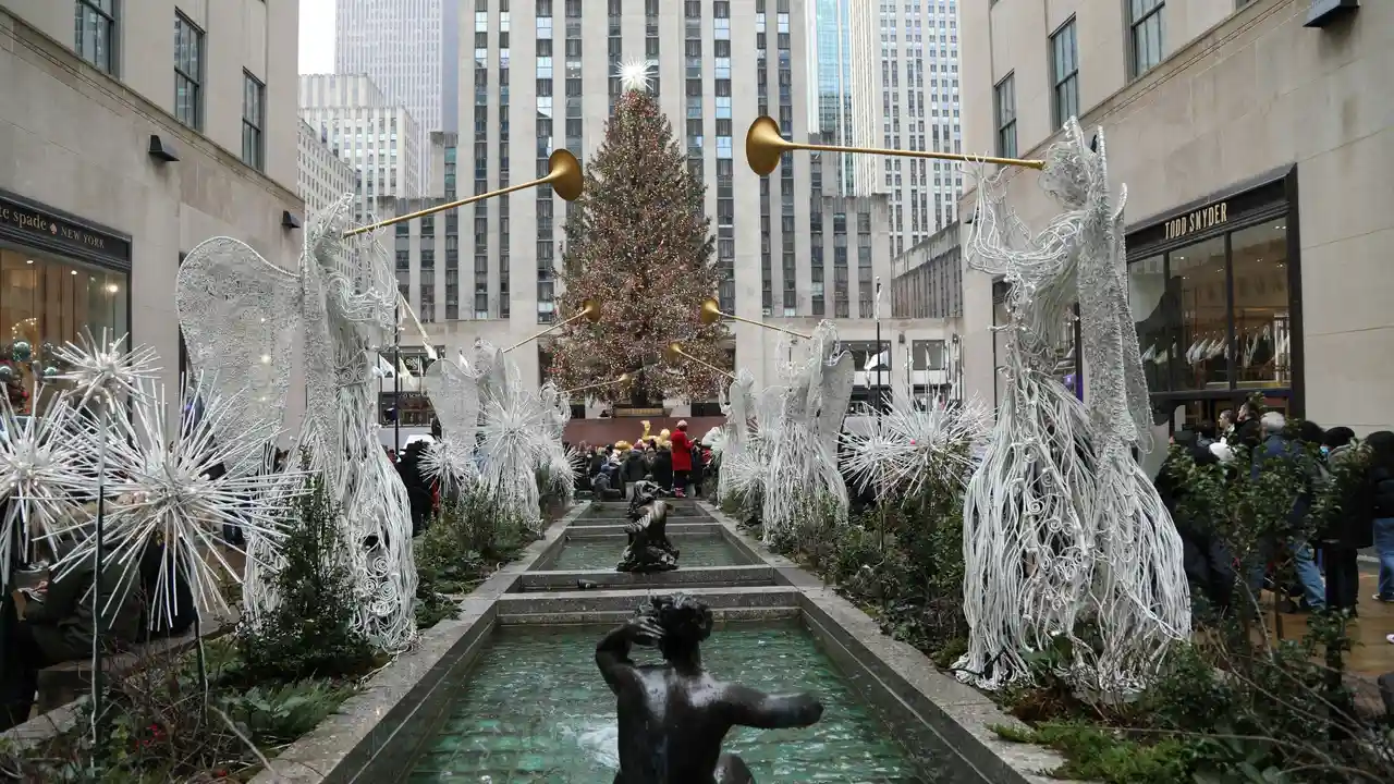 Vista panoramica dell'albero di Natale al Rockfeller Center di New York