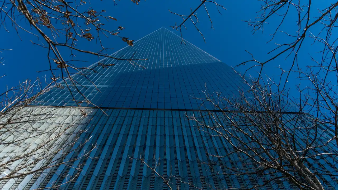 One World Trade Center di New York visto dal basso