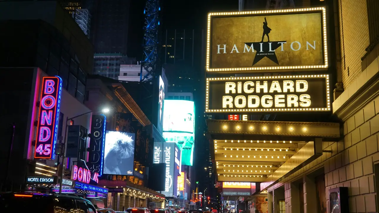 Broadway vista notturna con le insegne di teatri e alcuni spettacoli