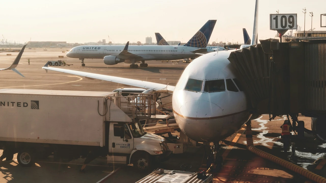 Gate visto dall'esterno all'aeroporto di Newark