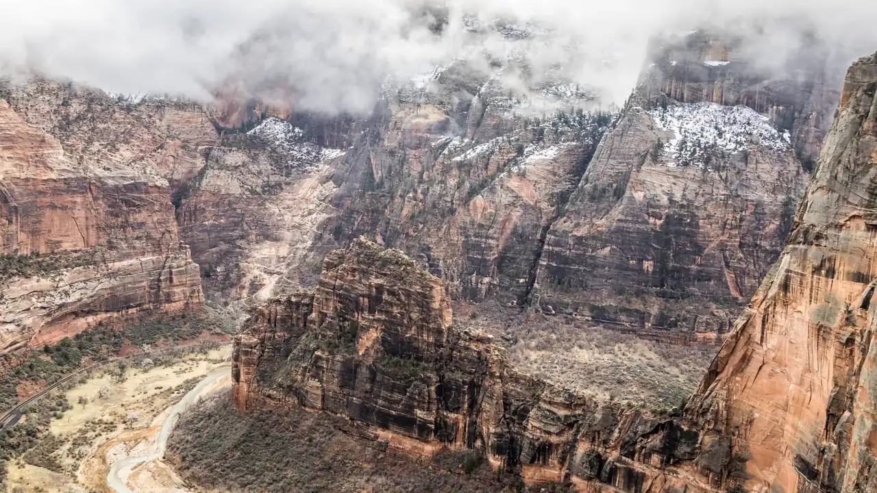 Vista invernale del canyon di Zion dal sentiero di Angels Landing.