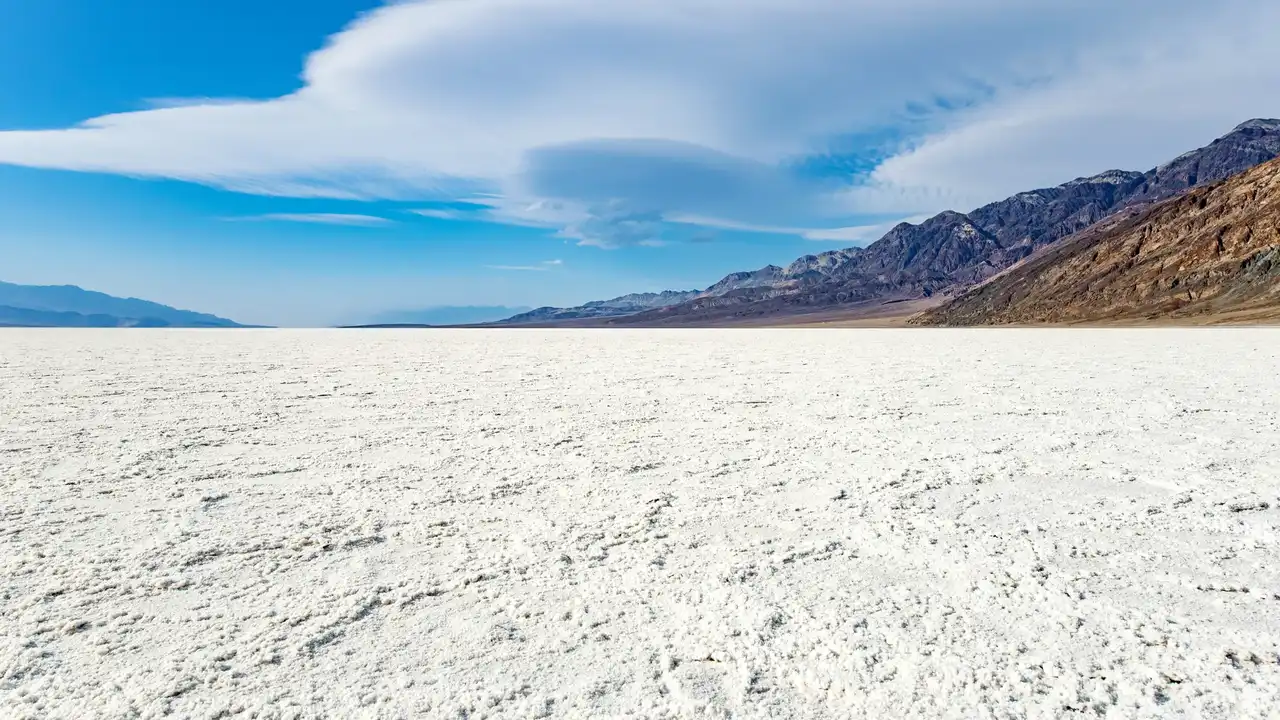 Crosta di sale a Badwater Basin nella Valle della Morte