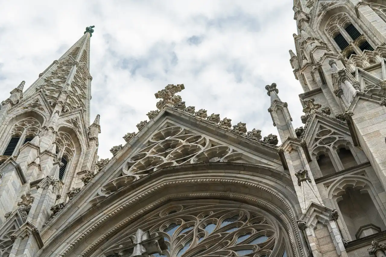 dettaglio esterno della cattedrale di San Patrizio a Manhattan