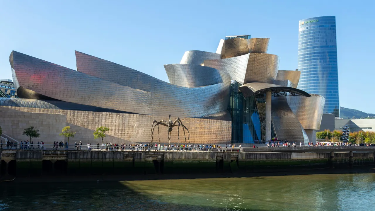 Vista esterna del Guggenheim di Bilbao