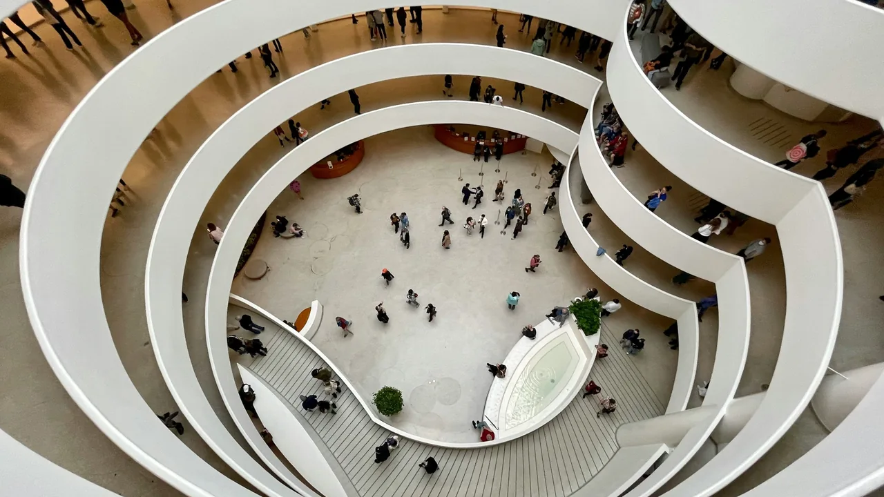 la famosa scala a spirale bianca di cemento del Guggenheim di New York