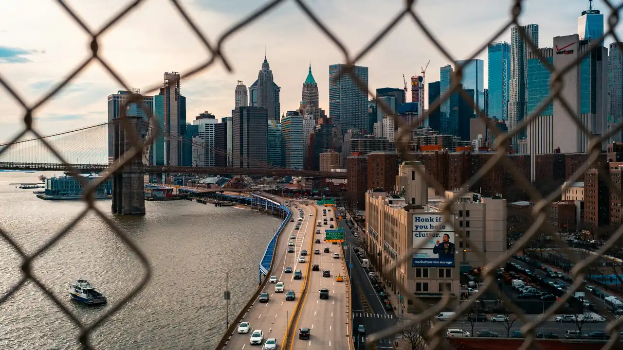Vista serale delle strade e del ponte di Brooklyn