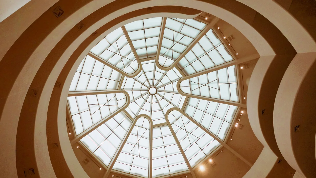 La scala a spirale e la vetrata superiore del Guggenheim di New York